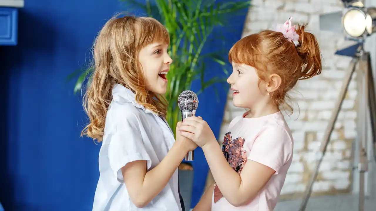 Niñas cantando durante una clase de canto infantil de teatro musical en Madrid