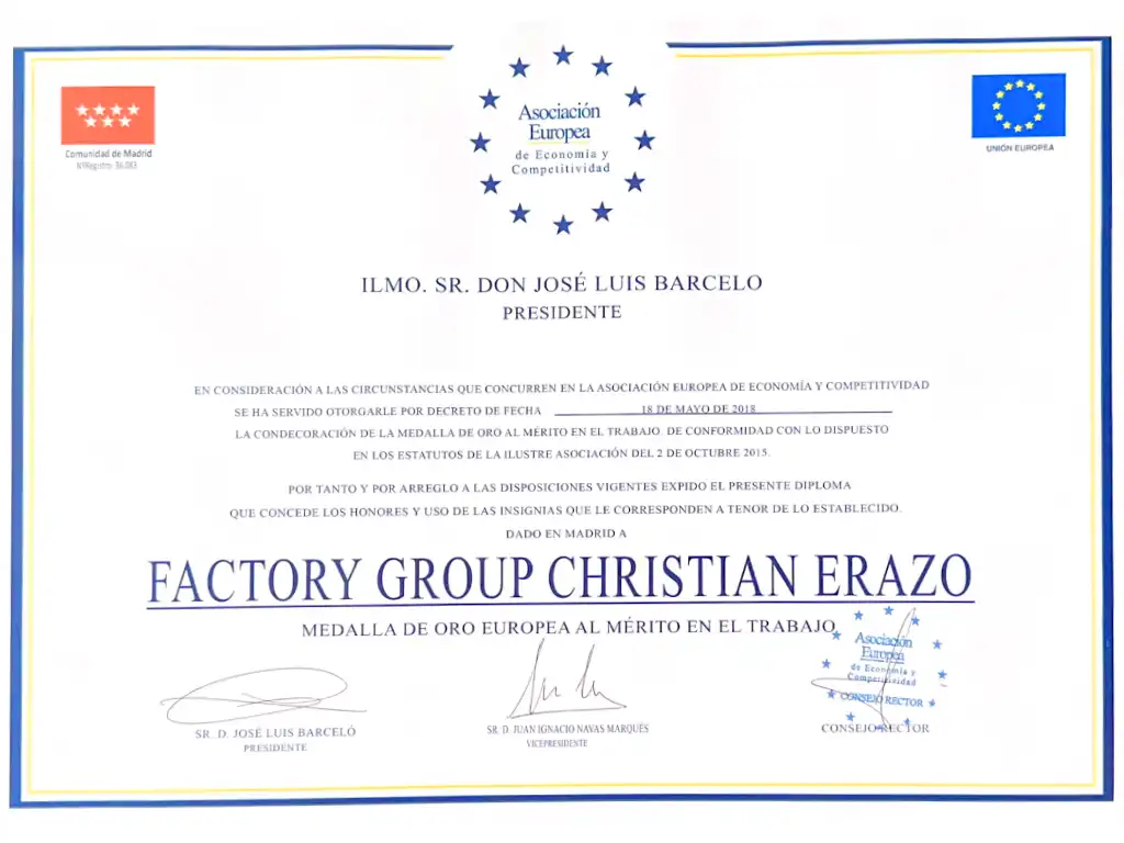 Christian Erazo López recibiendo la Medalla de Oro Europea al Mérito en el Trabajo por su trayectoria en danza y teatro musical en Madrid