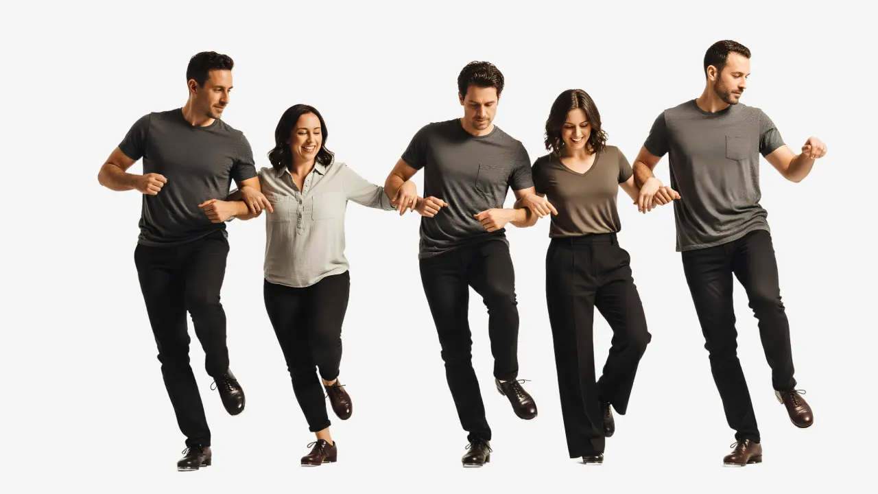 Adultos practicando claqué durante una clase de teatro musical en Madrid