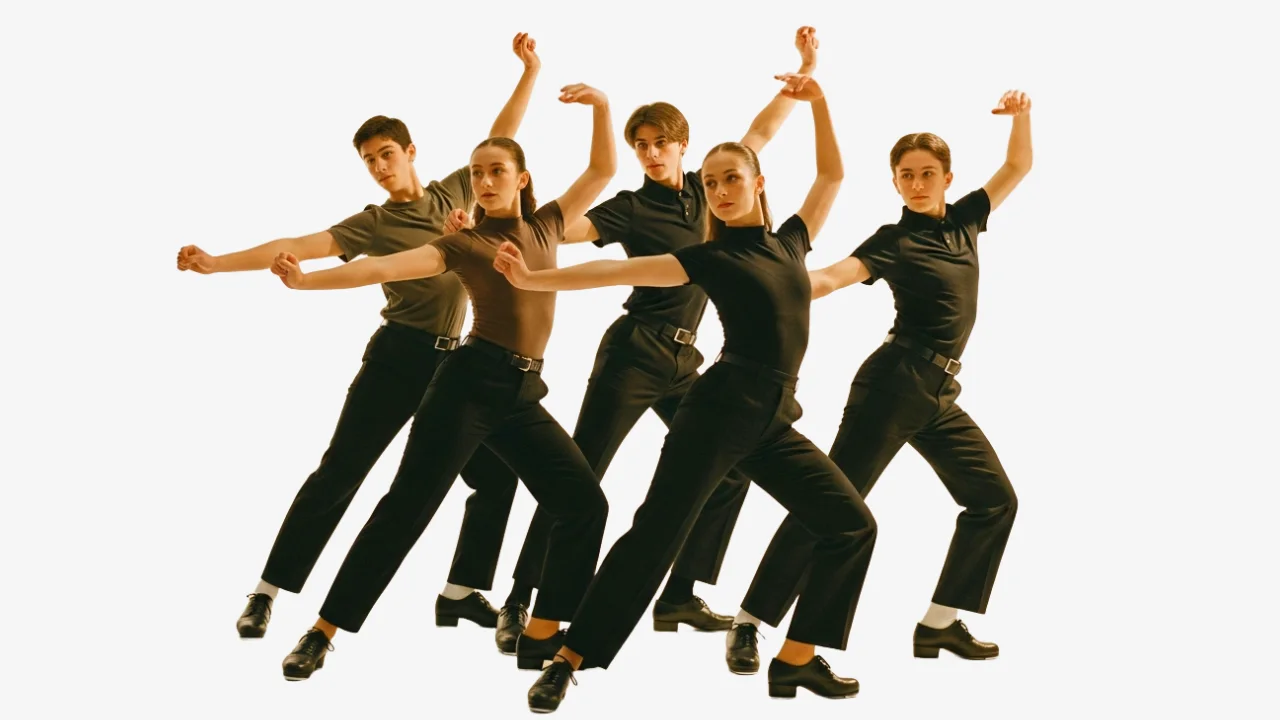 Adolescentes practicando claqué durante una clase de teatro musical en Madrid