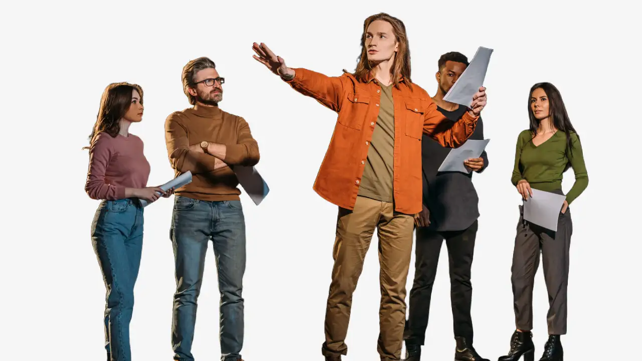 Adultos trabajando interpretación durante una clase de teatro musical en Madrid