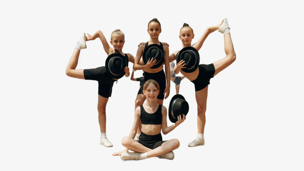 Niños y niñas bailando Jazz Broadway durante una clase infantil de teatro musical en Madrid