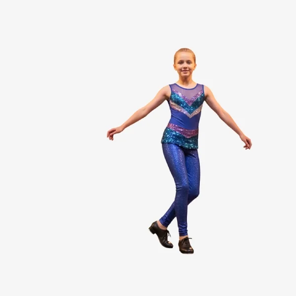 Niña en una clase infantil de teatro musical realizando una pose de baile en Madrid