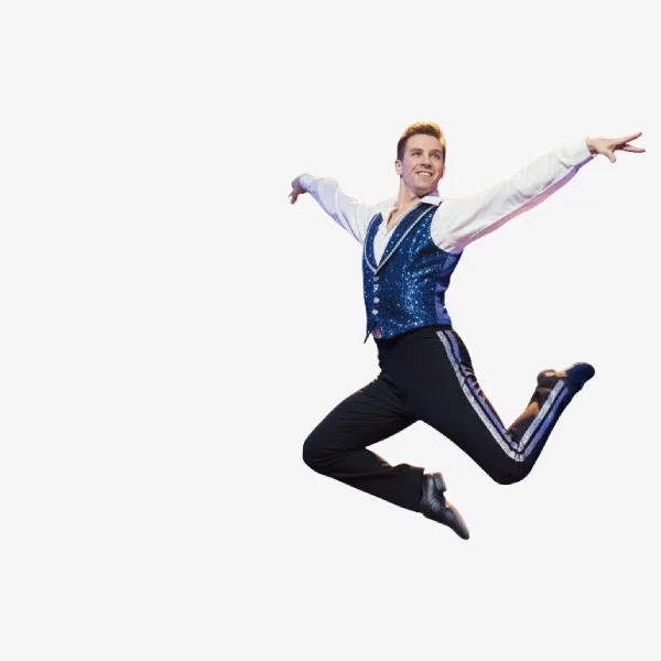 Bailarín adolescente realizando un salto de danza durante una clase de teatro musical en Madrid