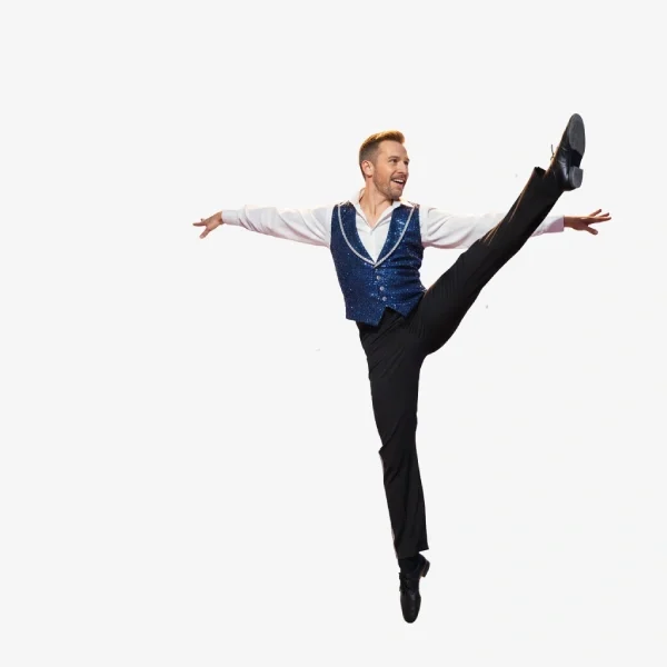 Bailarín adulto levantando la pierna durante una coreografía de teatro musical en Madrid